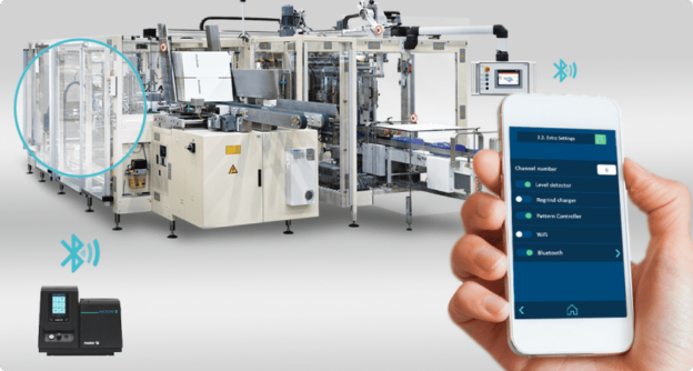 Die Hand hält ein Mobiltelefon mit der Meler-App